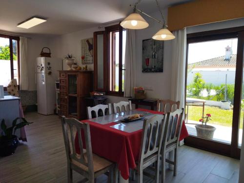 扎霍拉Chalet en Zahora/Caños de Meca的厨房配有一张带红色桌布的桌子