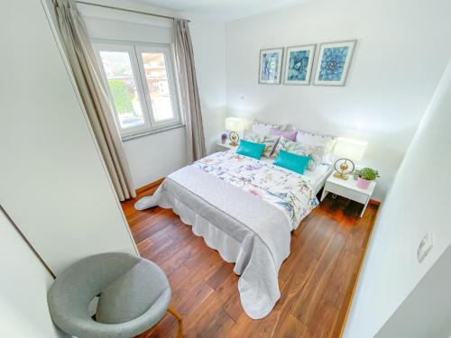 斯普利特Apartment Josipa的一间卧室配有一张带蓝色枕头的床和一扇窗户。