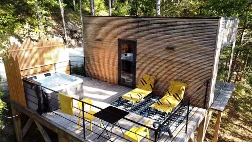 迪约勒菲La Parenthèse的小屋设有一张位于甲板上的黄色椅子