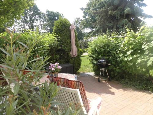施特芬斯哈根Möwe的花园内带烧烤架和遮阳伞的庭院