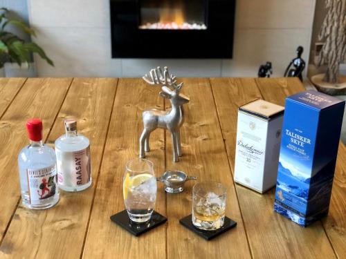 史宾桥远山宾馆的桌子上放着眼镜和鹿雕像