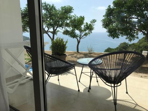 乌尔齐尼Apartments Blue Heaven的享有带两把椅子和一张桌子的庭院的景色。