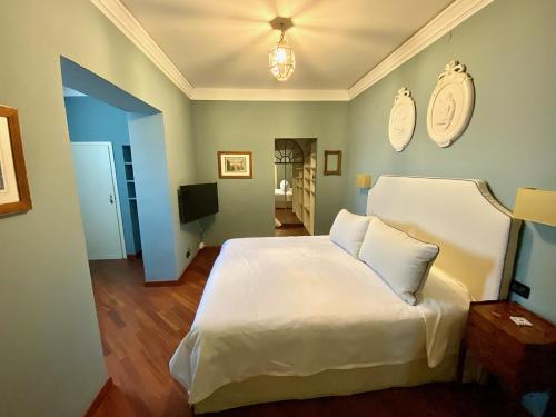 帕多瓦Palazzo Mantua Benavides Suites & Apartments的卧室配有一张白色大床