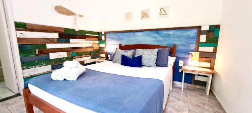 阿布拉奥Pousada Costa Verde的一间卧室配有带毛巾的床