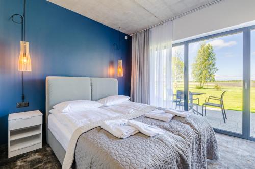 SarbskKite Marina Sarbsk的一间卧室配有一张蓝色墙壁的床