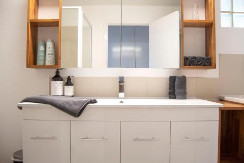珀斯Cottesloe Beach View Apartments #7的浴室设有白色水槽和镜子
