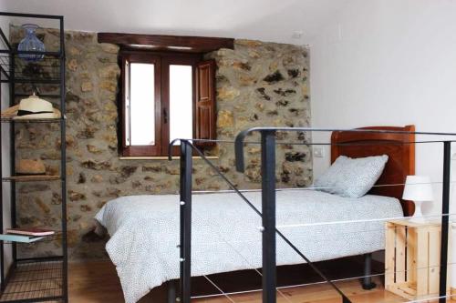 奥维多Casa Pepín - Sagasta Rural Oviedo的一间卧室配有双层床和窗户。