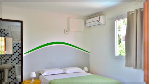 嘎林海斯港Che Lagarto Hostel Porto de Galinhas的白色的卧室设有床和窗户