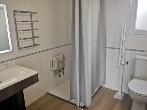 佩内斯坦金锚酒店的浴室配有卫生间、盥洗盆和淋浴。