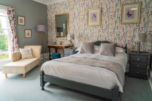 约克MonkBridge House的一间卧室配有一张床、一把椅子和镜子