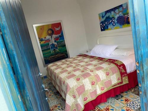 圣多明各Chao Mamá Hostal的一间卧室配有床,床上装有被子