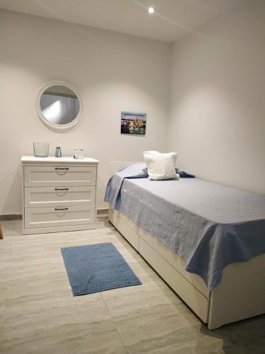 彭布罗克Bayview的一间卧室配有一张床和一个带镜子的梳妆台