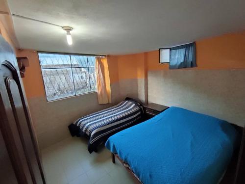 巴尼奥斯巴尼奥斯圣阿瓜度假屋的一间小卧室,配有床和窗户