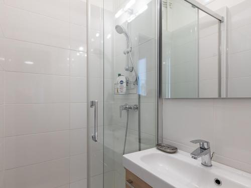 维勒班LE DEDIEU - HYPERCENTRE GARAGE GRATUIT WiFi NETFLIX AMAZON PRIME的带淋浴和盥洗盆的白色浴室