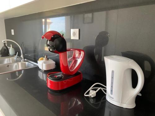 兰卡Apartment SEA VIEW的一个带红色搅拌机和水槽的厨房台面