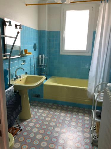 米洛Montcalm的浴室配有绿色浴缸和水槽