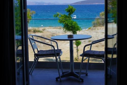 托隆Angelo Hotel-Cafe的海景阳台上的桌椅