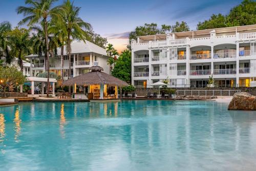 棕榈湾Beach Club Palm Cove 2 Bedroom Luxury Penthouse的酒店前方的大型游泳池