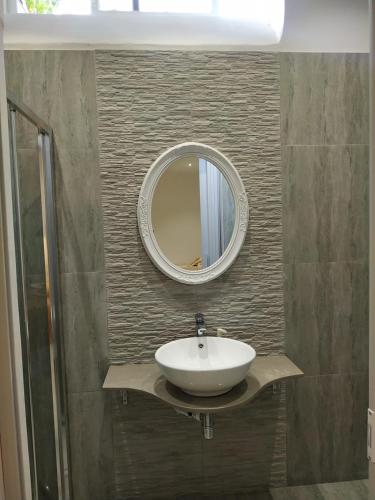 彭布罗克Bayview的浴室设有水槽和墙上的镜子