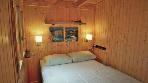 VAKANTIEHUIS CASASinPORLEZZA - Camping Italië客房内的一张或多张床位
