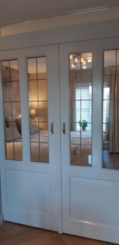 赞德沃特Appartement Marigold的一间玻璃门的白色橱柜