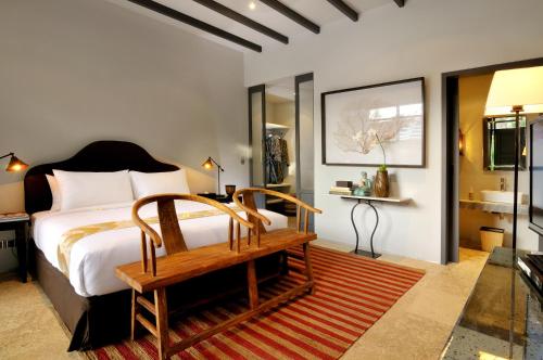 塞米亚克如慕威斯帕1号酒店的一间卧室配有一张床和一张长凳,并设有一间浴室