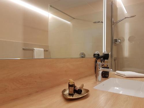OppenweilerRestaurant & Hotel Einhorn的一间带水槽和镜子的浴室