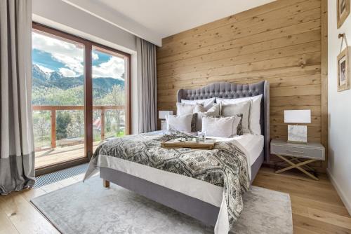 考斯赛力克Tatra Resort & SPA的一间卧室设有一张床和一个大窗户