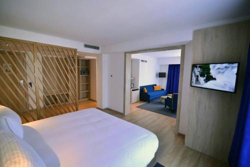 拉巴特里哈酒店的一间带白色床的卧室和一间客厅