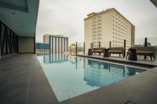Awann Sewu Boutique Hotel and Suite Semarang内部或周边的泳池