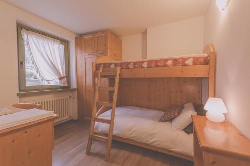 摩德纳迪-坎皮格里奥RTA托雷德布伦塔酒店的一间卧室配有双层床和书桌