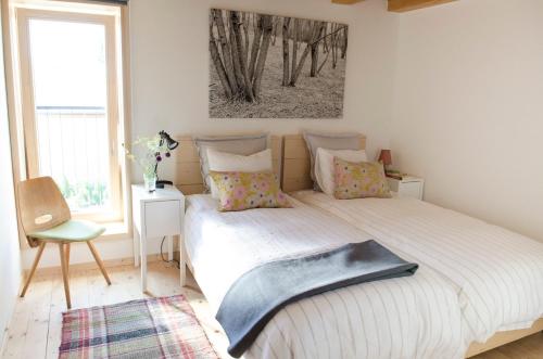 BlatnicaDom Pod Lipami的卧室设有一张大白色的床和大窗户