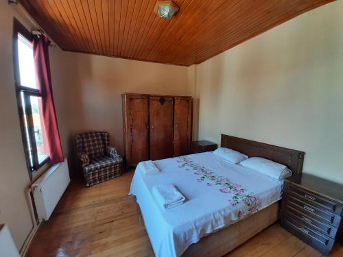 雷贝里岛Manzaraada Merkez的一间小卧室,配有一张床和一把椅子