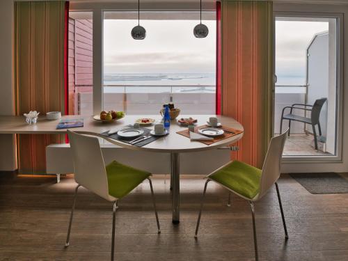黑尔戈兰岛豪恩菲尔斯公寓的窗户客房内的桌椅