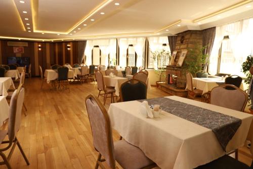 安卡拉Buldum Otel的一间设有白色桌椅的用餐室