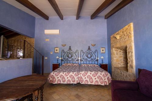 奥苏纳修道院旅馆的一间设有一张蓝色墙壁床铺的卧室