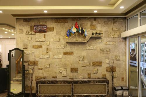 安卡拉Buldum Otel的大堂设有带壁炉的石墙
