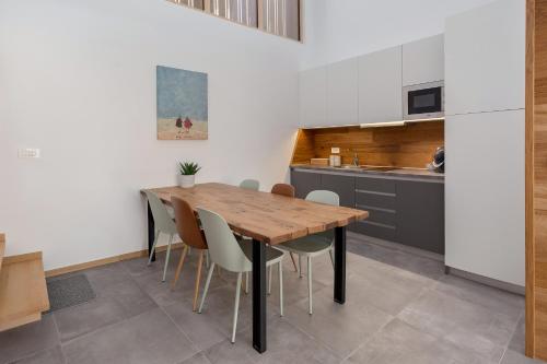 克拉尼斯卡戈拉SKI Gothia的厨房配有木桌和椅子