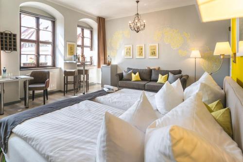 皮尔纳Pirnscher Hof - Hotel Garni的一张大白色的床,位于一个配有沙发的房间