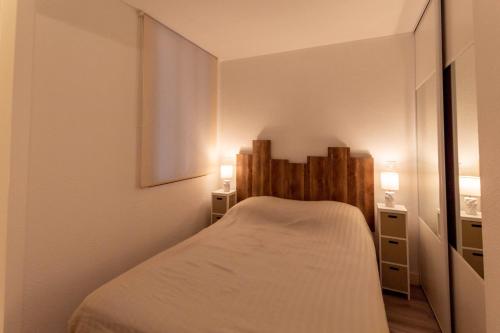 博索莱伊Villa Medicis的一间带一张床和两盏灯的小卧室