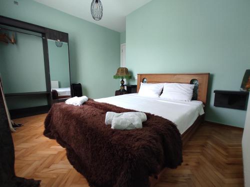 西格纳吉The nature的一间卧室配有一张大床和两条毛巾