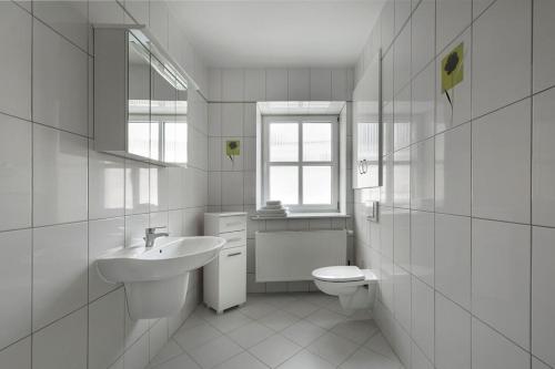 杜什尼基-兹德鲁伊Apartamenty KAPRYS的白色的浴室设有水槽和卫生间。