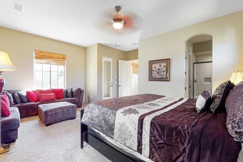 棕榈荒漠Desert Luxury Getaway的一间卧室配有一张床和一张沙发