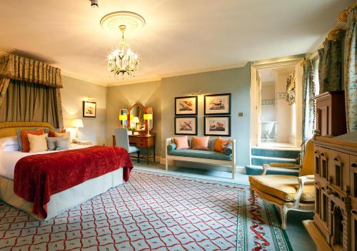 拉特沃思基沃斯剧院酒店的一间卧室设有一张床和一间客厅。