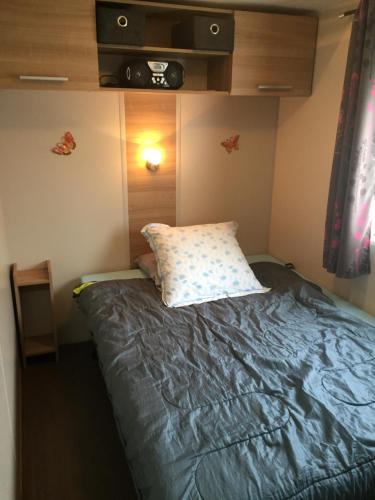 乌伊斯特勒昂ALINOA的一间小卧室,配有一张带枕头的床