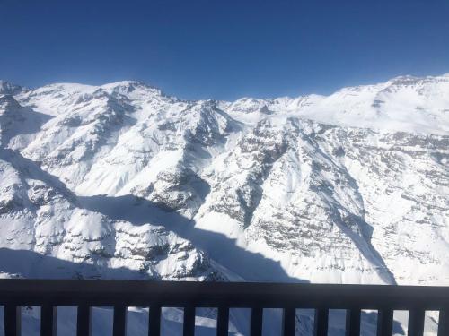 巴耶内瓦Apartment Valle Nevado的享有雪覆盖的山脉美景