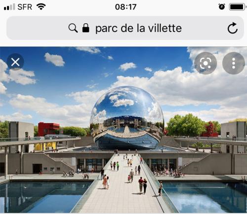 奥贝维利埃Parc de la Villette Aubervilliers的建筑物中球的相片拼贴图