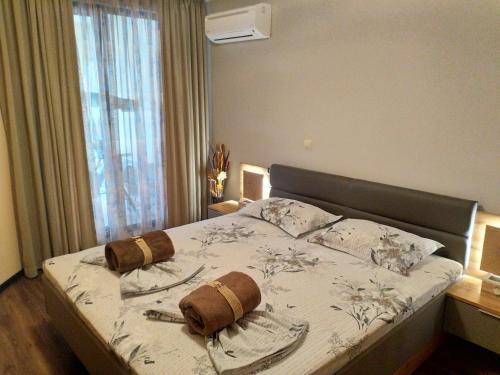 布尔加斯Apartment Melody的一间卧室配有一张带两个枕头的床