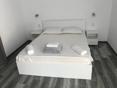 南埃福列CasaRiana 5的一张带两个枕头的大白色床
