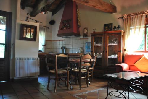 TenzuelaCasa Rural Los Regajales的一间厨房,里面配有桌椅